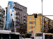 地拉那这座充满活力的城市展示了现代建筑和交通活动