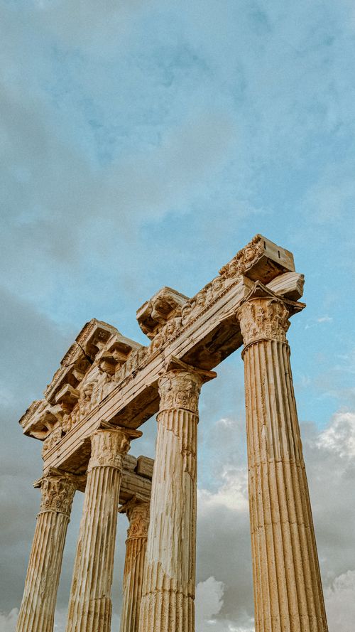 Free Majestic ancient Roman columns against a blue sky in Side, Antalya. Stock Photo