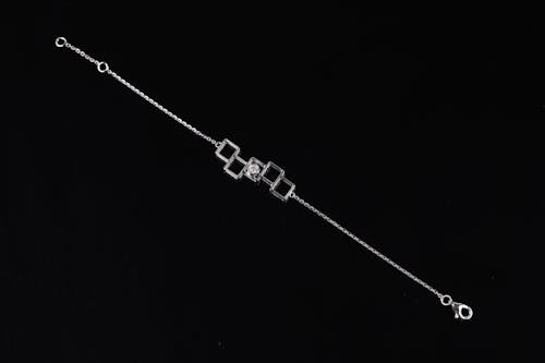Diamond Loose Bracelet's photography in black background.
