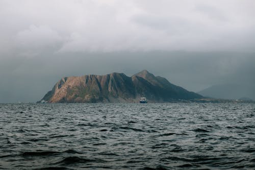 Gratis lagerfoto af båd, baggrund, bjerg