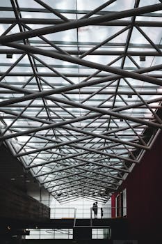 未来派建筑内部采用了复杂的玻璃天花板和网格结构
