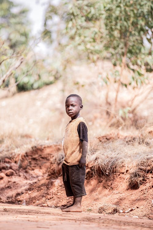 Безкоштовне стокове фото на тему «Африканський хлопчик, босоніж, вертикальні постріл»