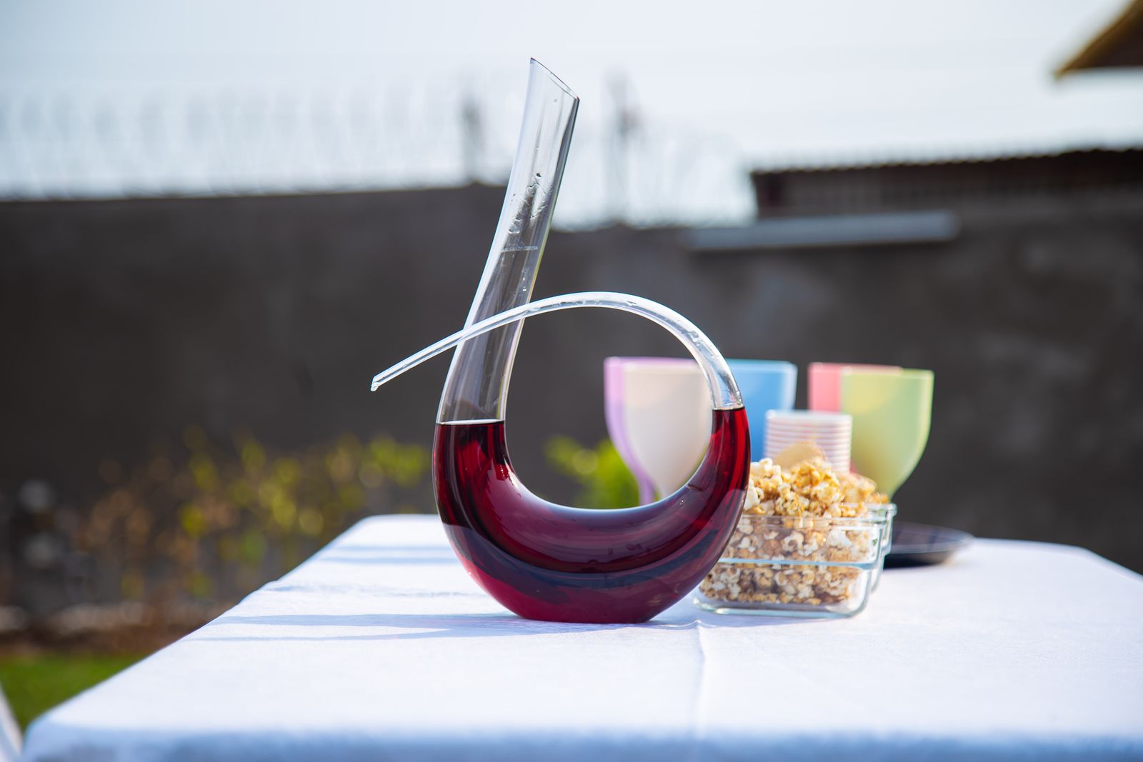 Carafe à vin posée sur une table en extérieur