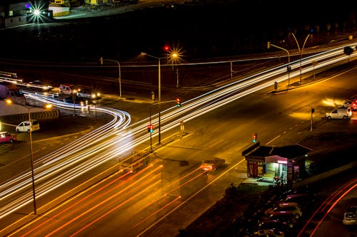 бесплатная Замедленная съемка транспортного средства, движущегося по дороге Стоковое фото