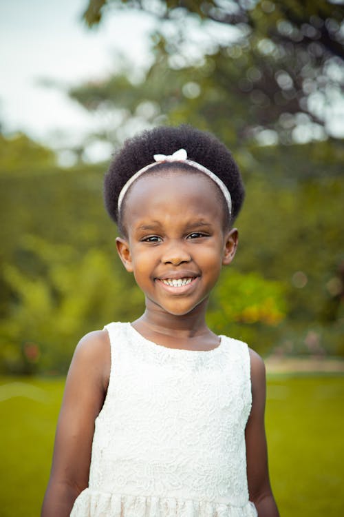 Základová fotografie zdarma na téma bílé šaty, černá holka, dítě