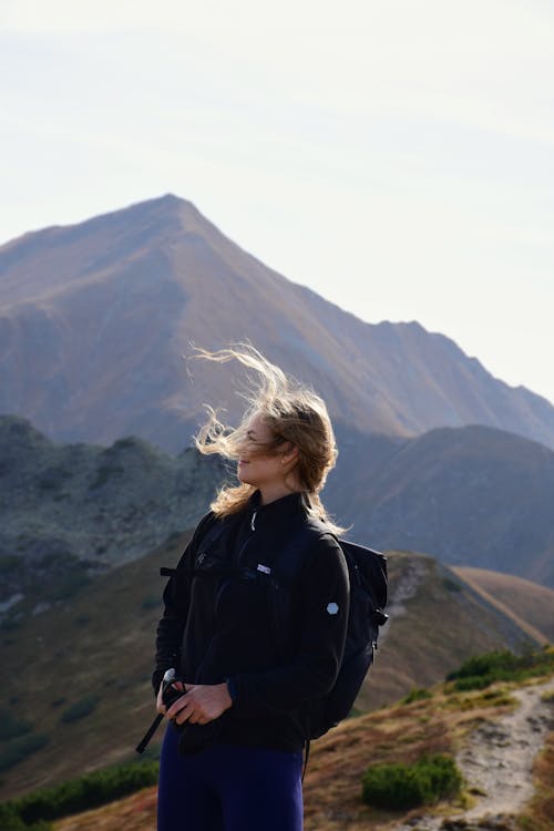 Foto d'estoc gratuïta de dempeus, dona, fent excursionisme