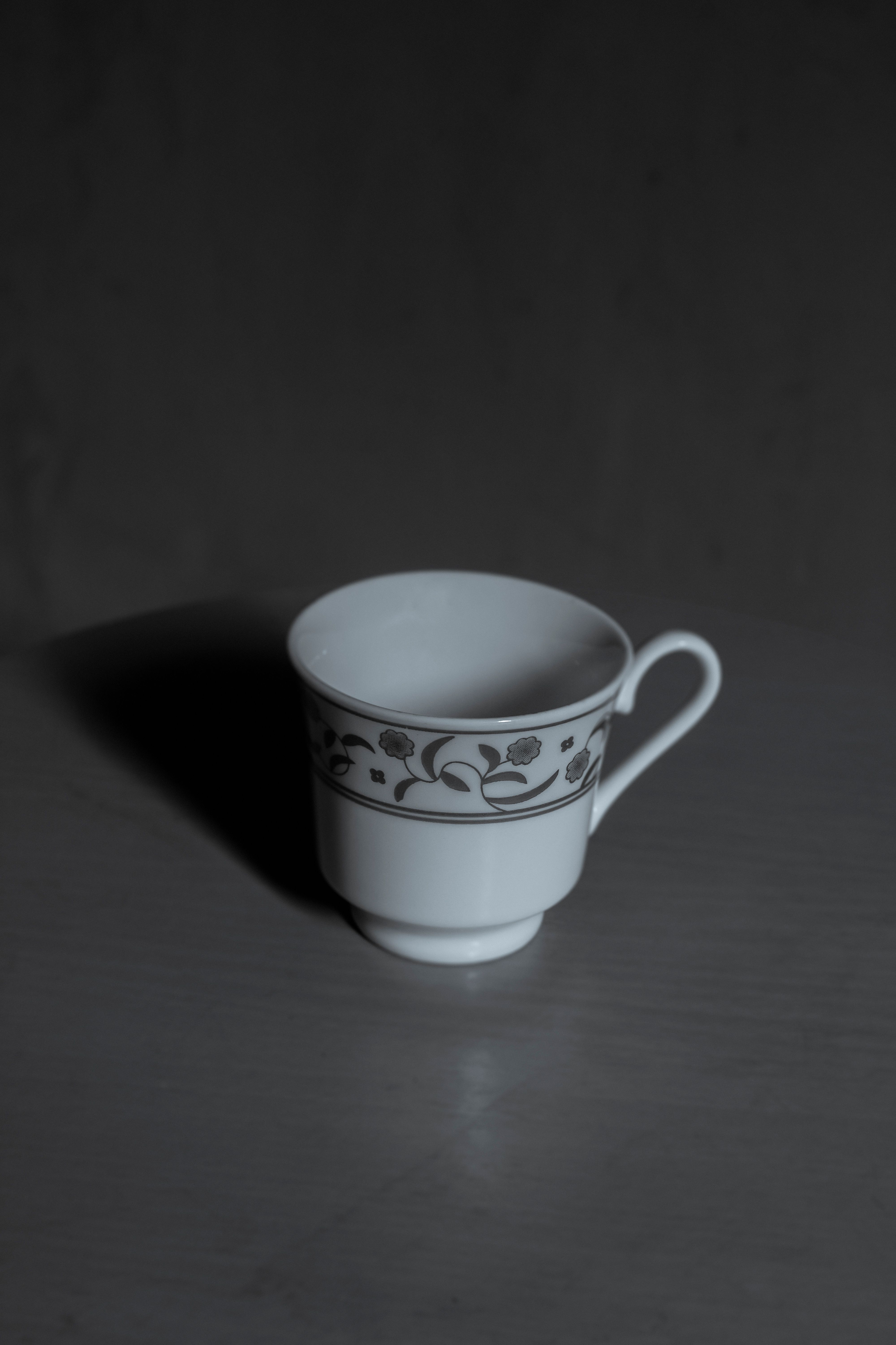 一杯靜置桌上的茶飲