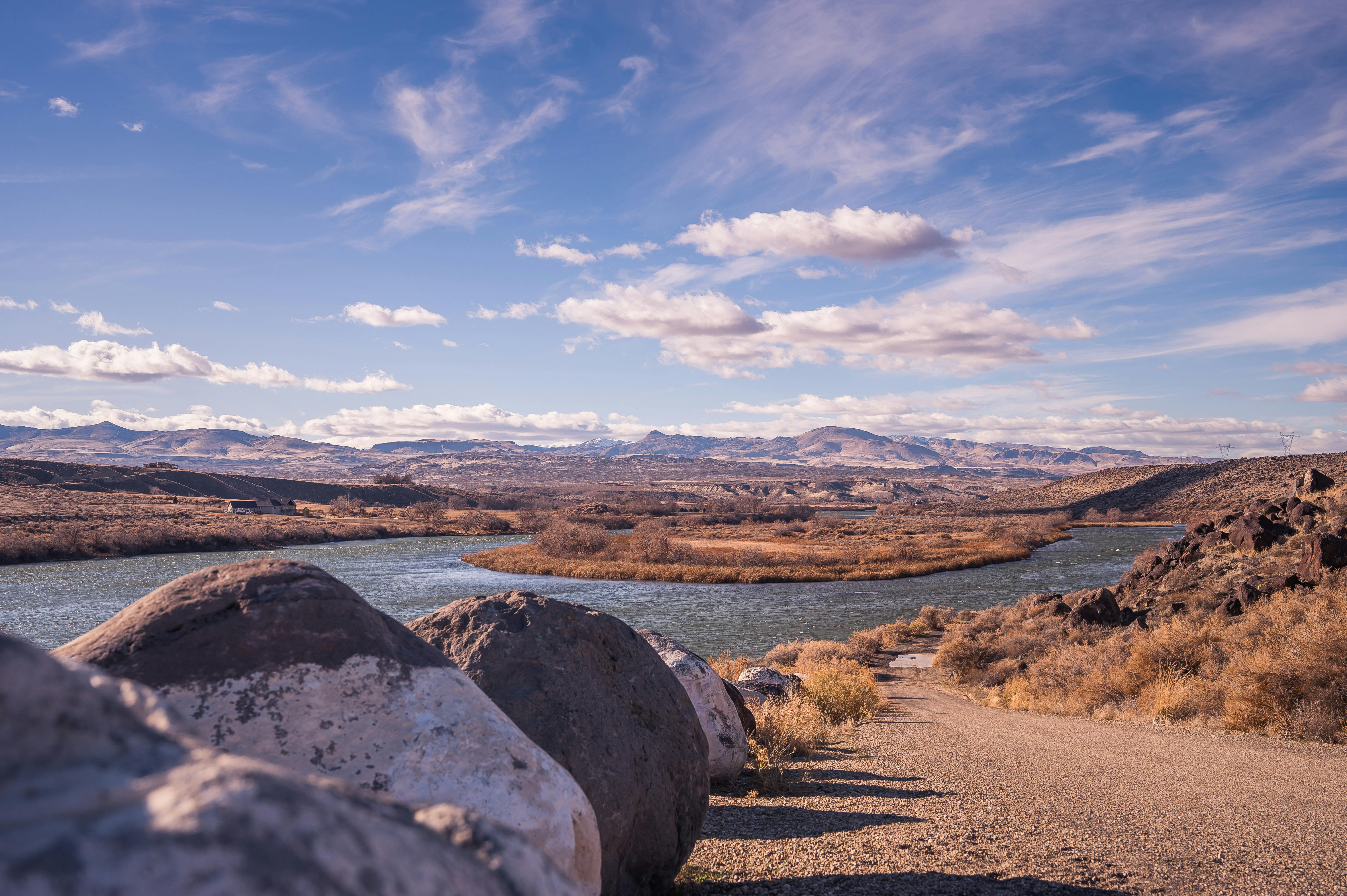 在充满活力的天空下，河流蜿蜒穿过山脉，风景美丽