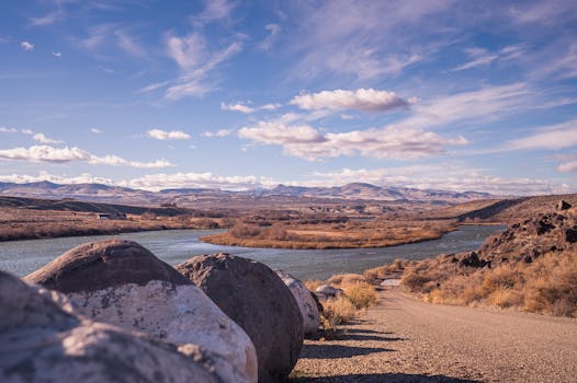 在充满活力的天空下，河流蜿蜒穿过山脉，风景美丽