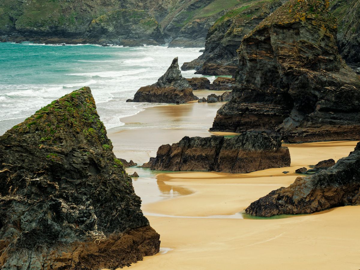Stanci izolate pe plaja de la Bedruthan Steps