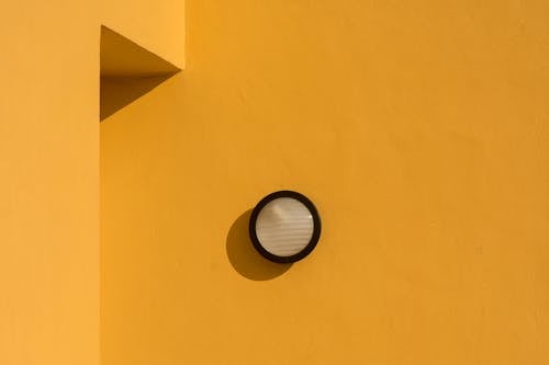 Gratis arkivbilde med gul vegg, hengende, lampe