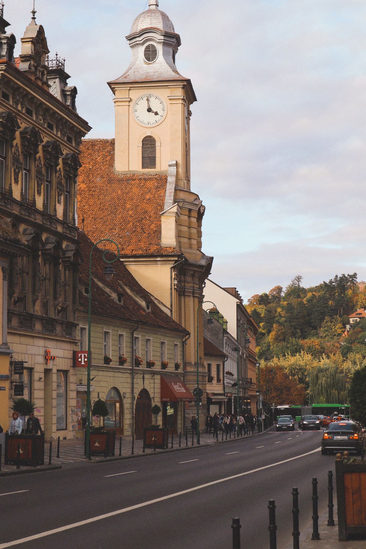 Șcheii Brașovului - turnul unei biserici pe o ulicioară din cartierul vechi