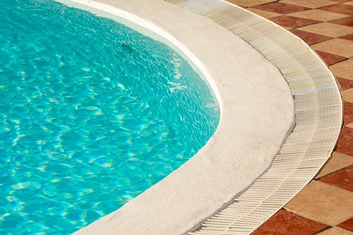 Foto stok gratis di tepi kolam renang, hotel, kolam renang
