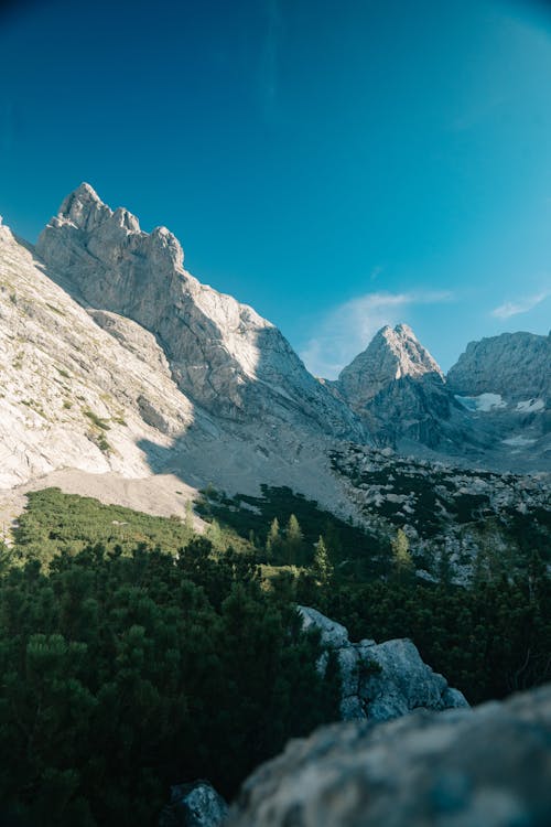 aşınmış, dağlar, dik içeren Ücretsiz stok fotoğraf