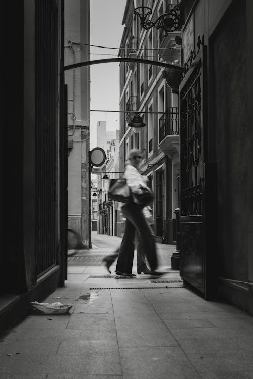 Fotos de stock gratuitas de blanco y negro, callejón, caminando