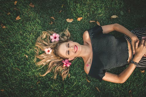 免費 躺在綠草地上的女人 圖庫相片