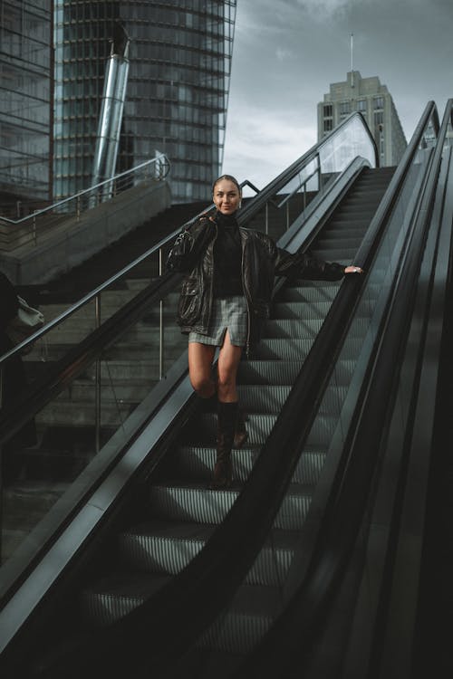 Fotos de stock gratuitas de bonita, chaqueta de cuero, escalera mecánica