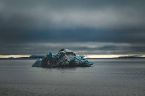 Arktik, bulutlu, buz dağı içeren Ücretsiz stok fotoğraf