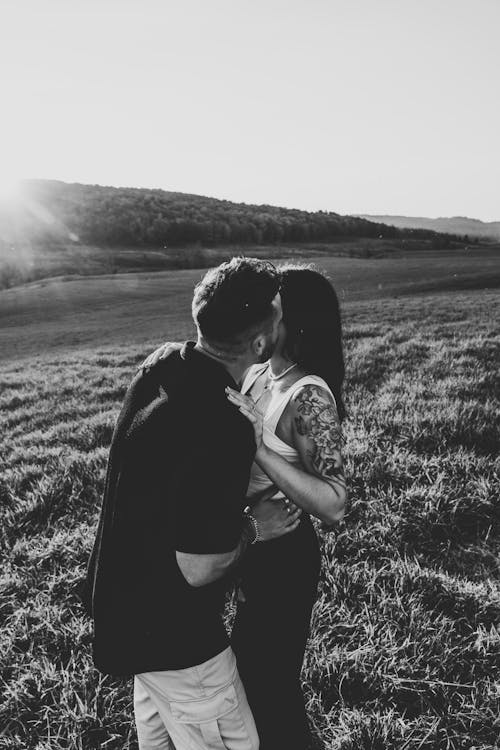 Free Kissing Couple in Black and White Stock Photo