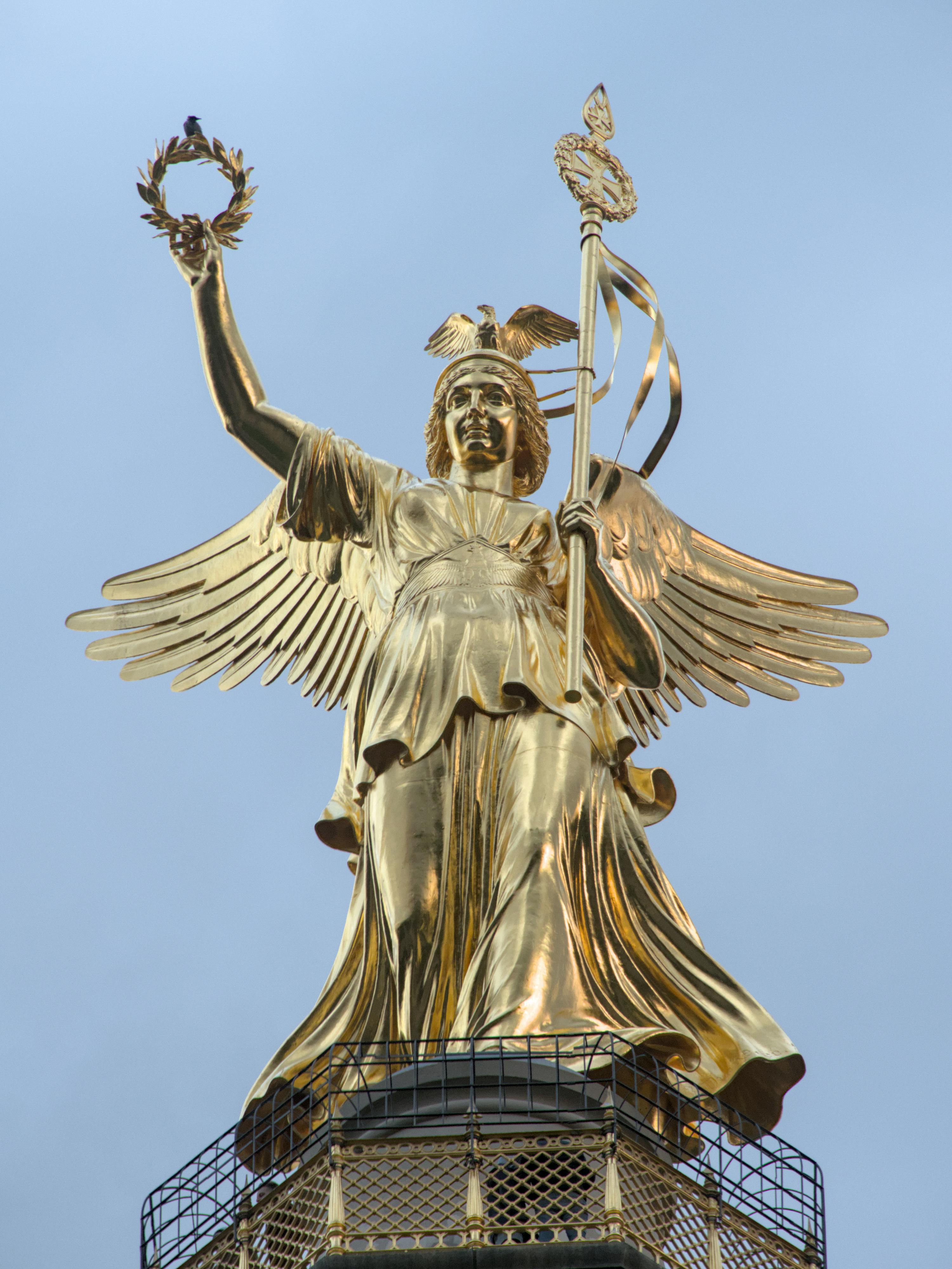 Gold Statue · Free Stock Photo