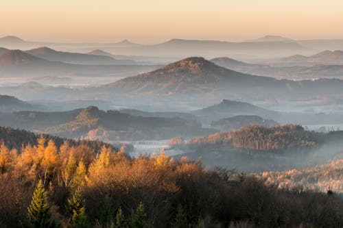 Foto d'estoc gratuïta de boira, muntanyes, paisatge