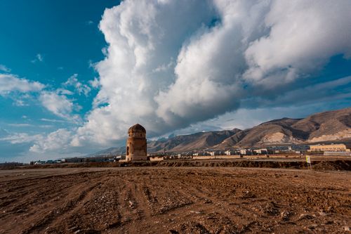 Free Stunning view of a historic tower in Hasankeyf, Türkiye, under a dramatic blue sky. Stock Photo
