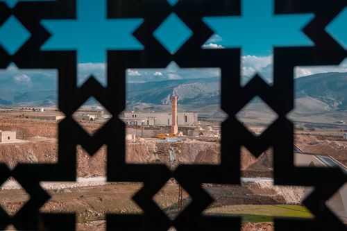 Free Capture the breathtaking view of Hasankeyf, Türkiye, through an intricate pattern with mountains as the backdrop. Stock Photo