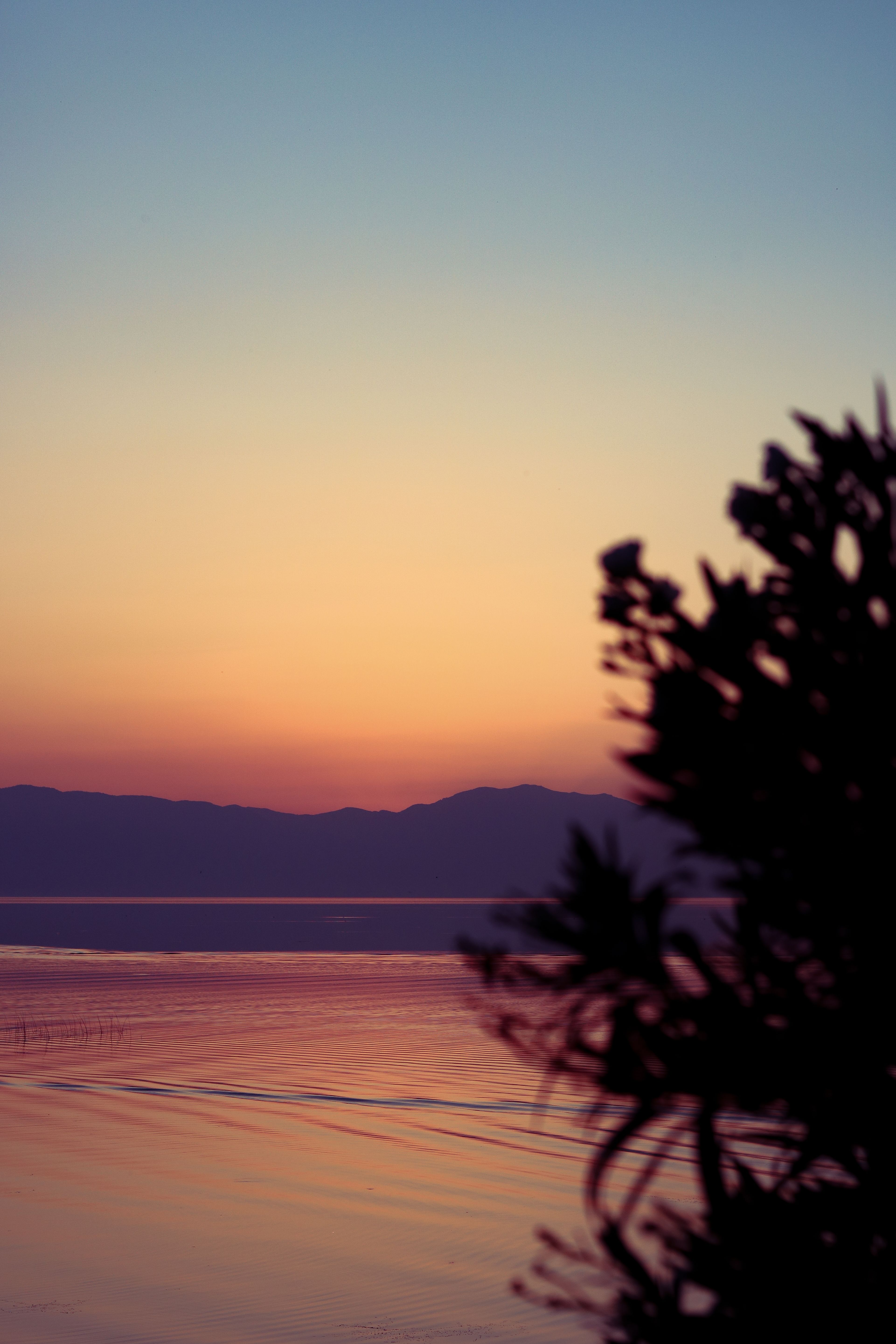 Clear Sky over Lake at Sunset · Free Stock Photo