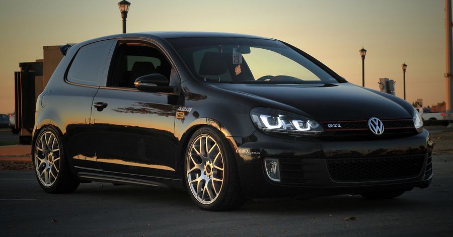 Volkswagen Golf GTI negro, compacto accesible para importar coche de Alemania