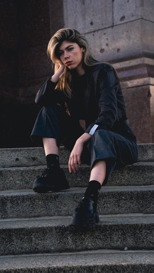 검은 색 양복, 계단, 금발의 무료 스톡 사진