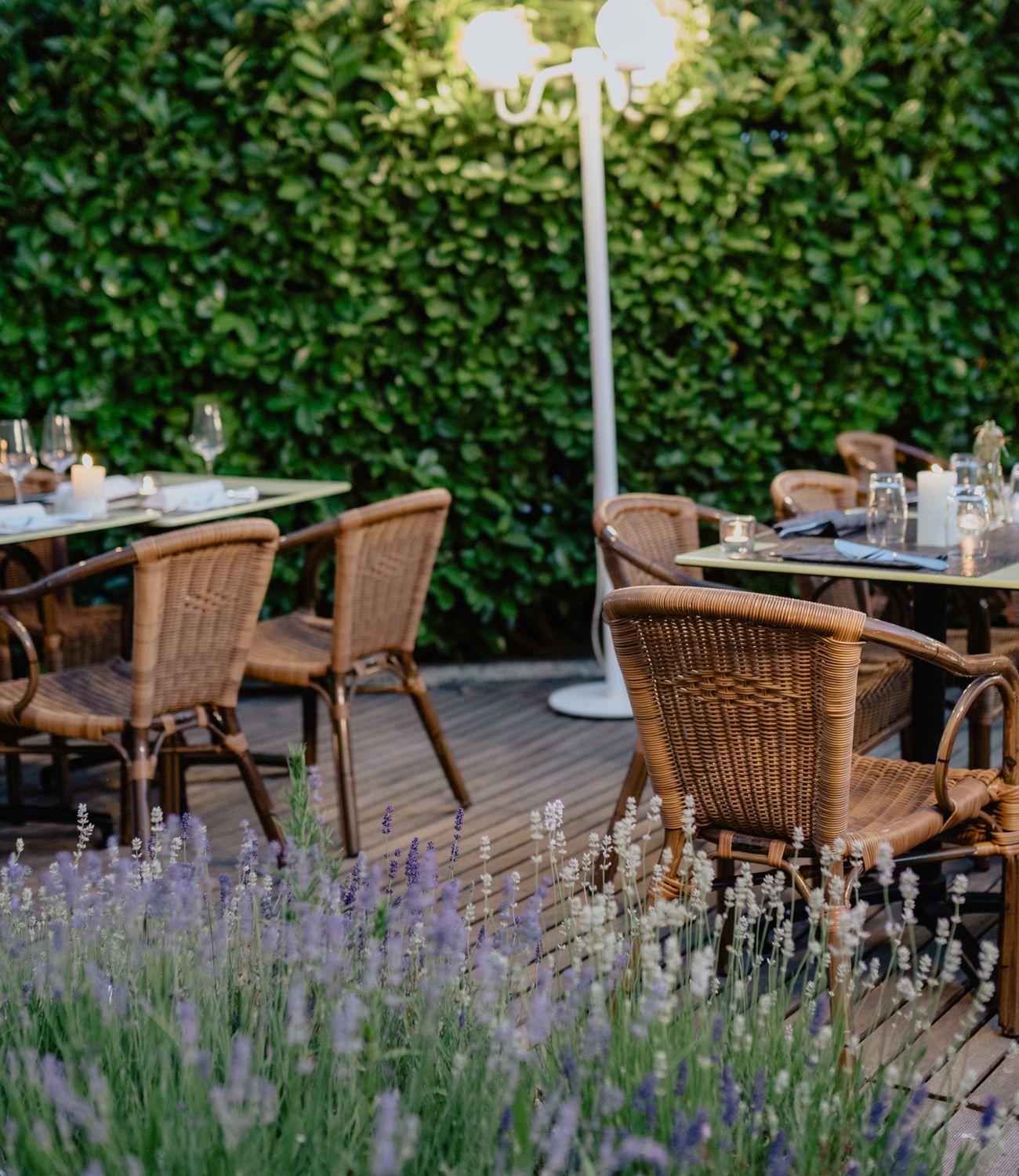 Außenplätze auf einer Restaurantterrasse