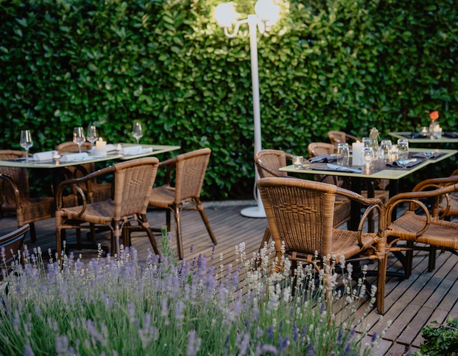 Stockfoto von Außenplätzen auf einer Terrasse
