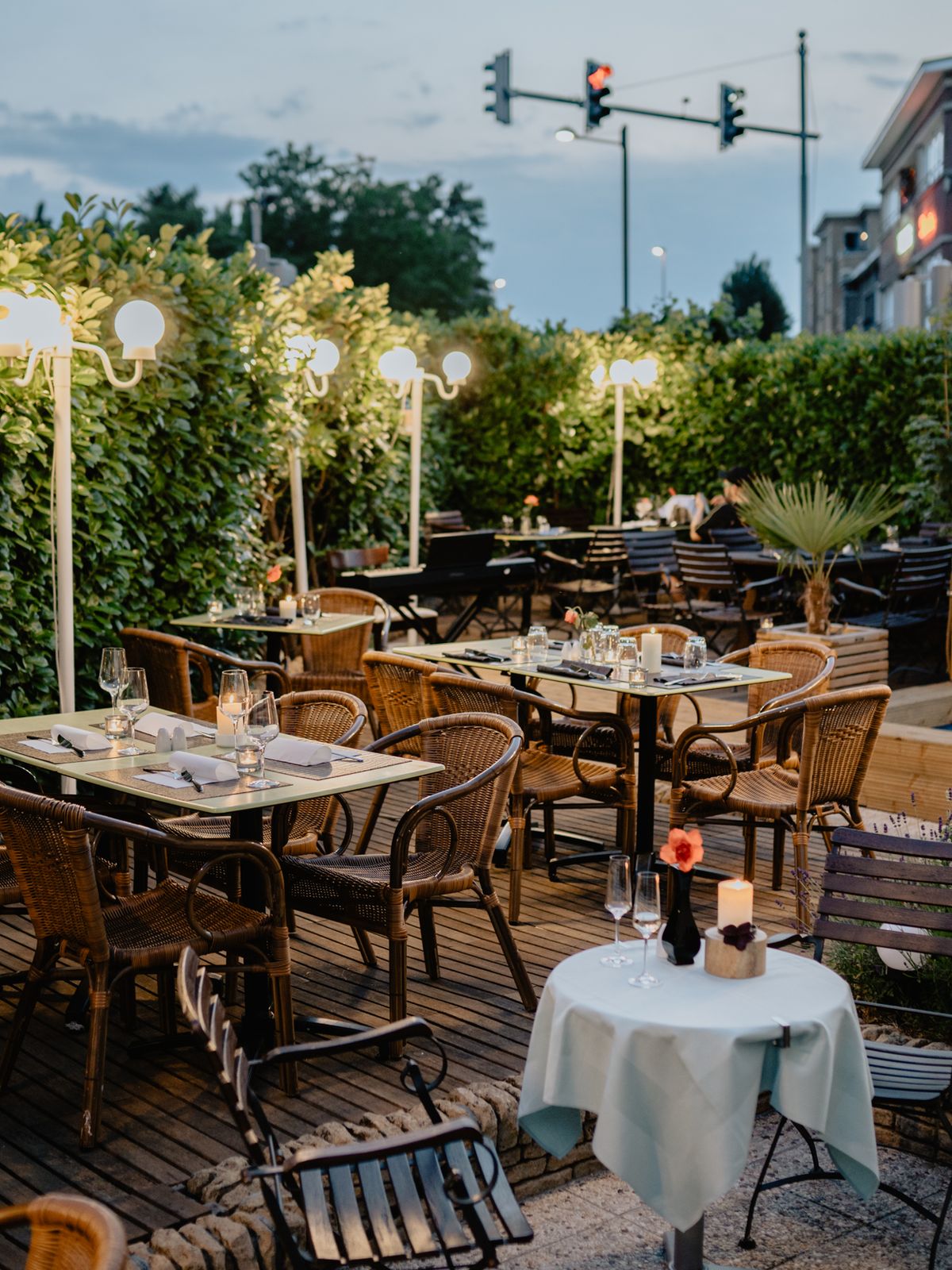 Stockfoto einer gemütlichen Restaurantterrasse