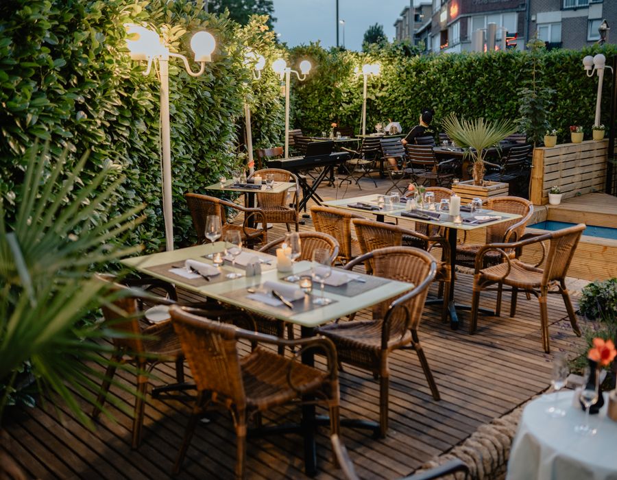 Restaurantterrasse mit Abendbeleuchtung