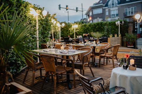 Zonnig terras voor 30 personen