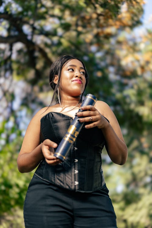 Бесплатное стоковое фото с афро-американка, вертикальный выстрел, держать