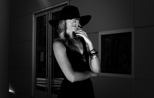 Free Stylish black and white portrait of a woman wearing a wide-brimmed hat and sleeveless dress. Stock Photo