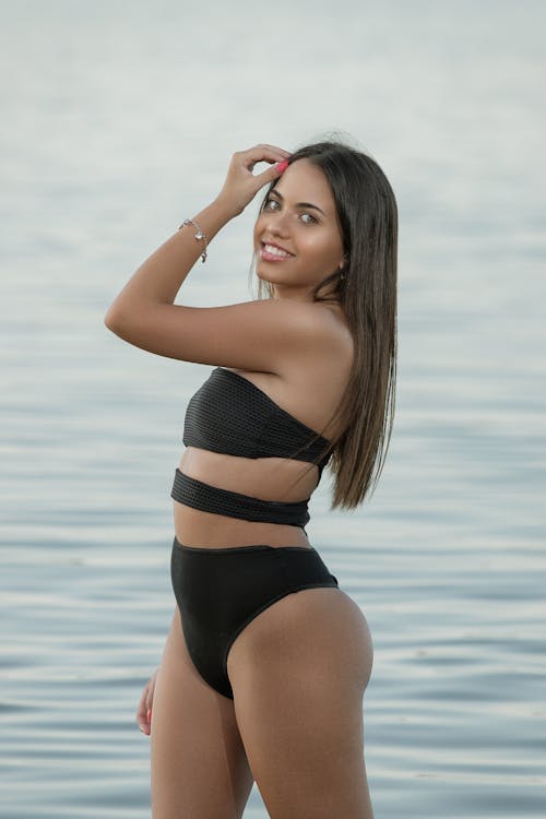 Foto d'estoc gratuïta de bikini negre, de dues peces, dempeus