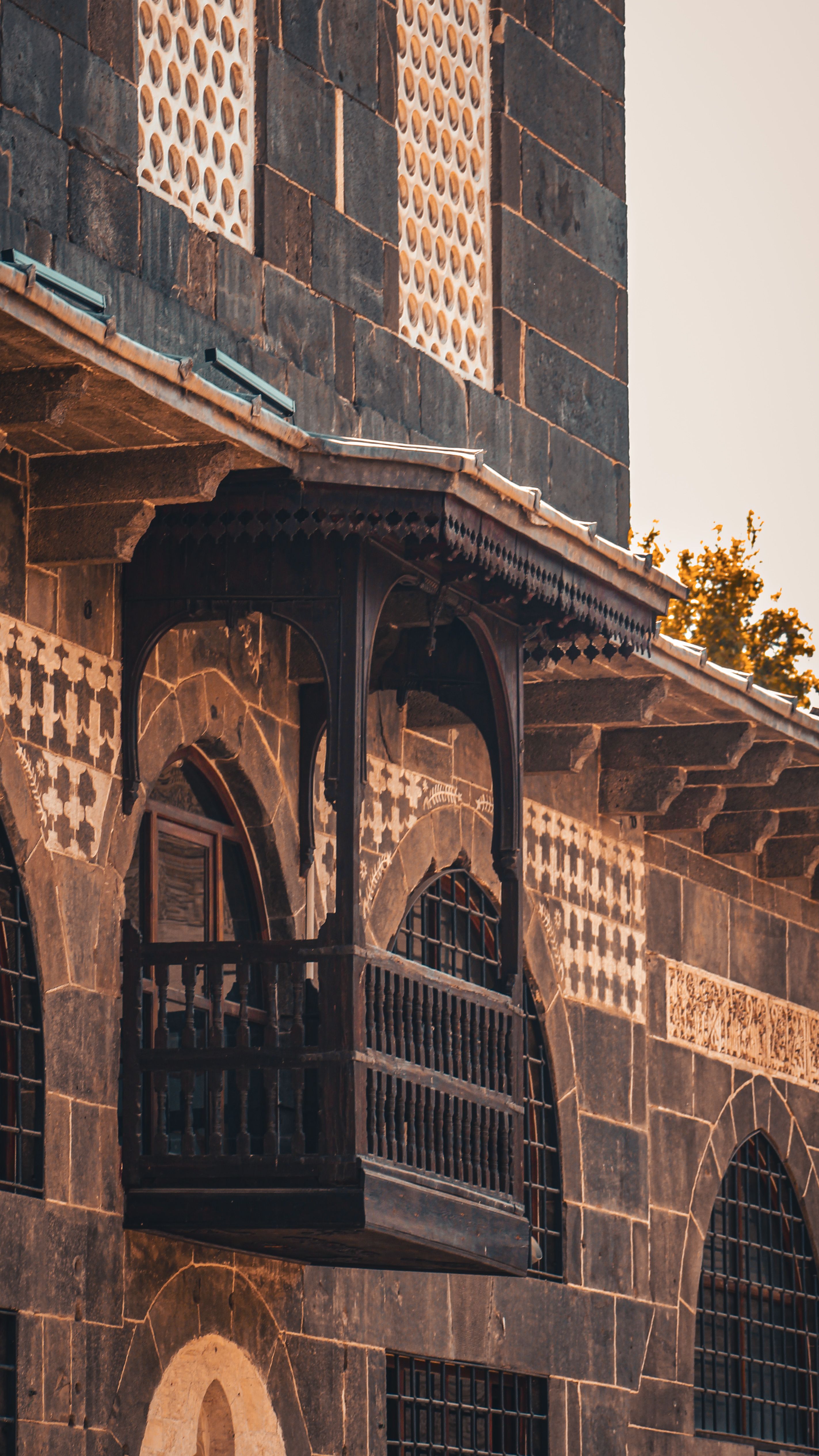 Close-up of a vintage balcony showcasing Ottoman architecture in Diyarbakır, Türkiye.