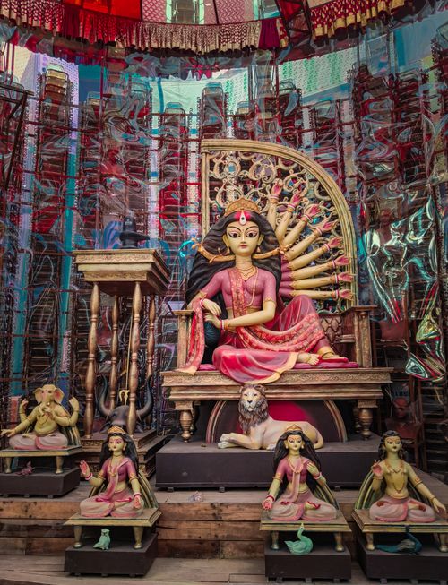 Free Colorful sculpture of Hindu deities in a temple, showcasing religious art. Stock Photo