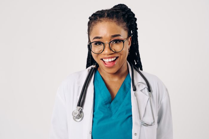 Doctora sonriendo con estetoscopio