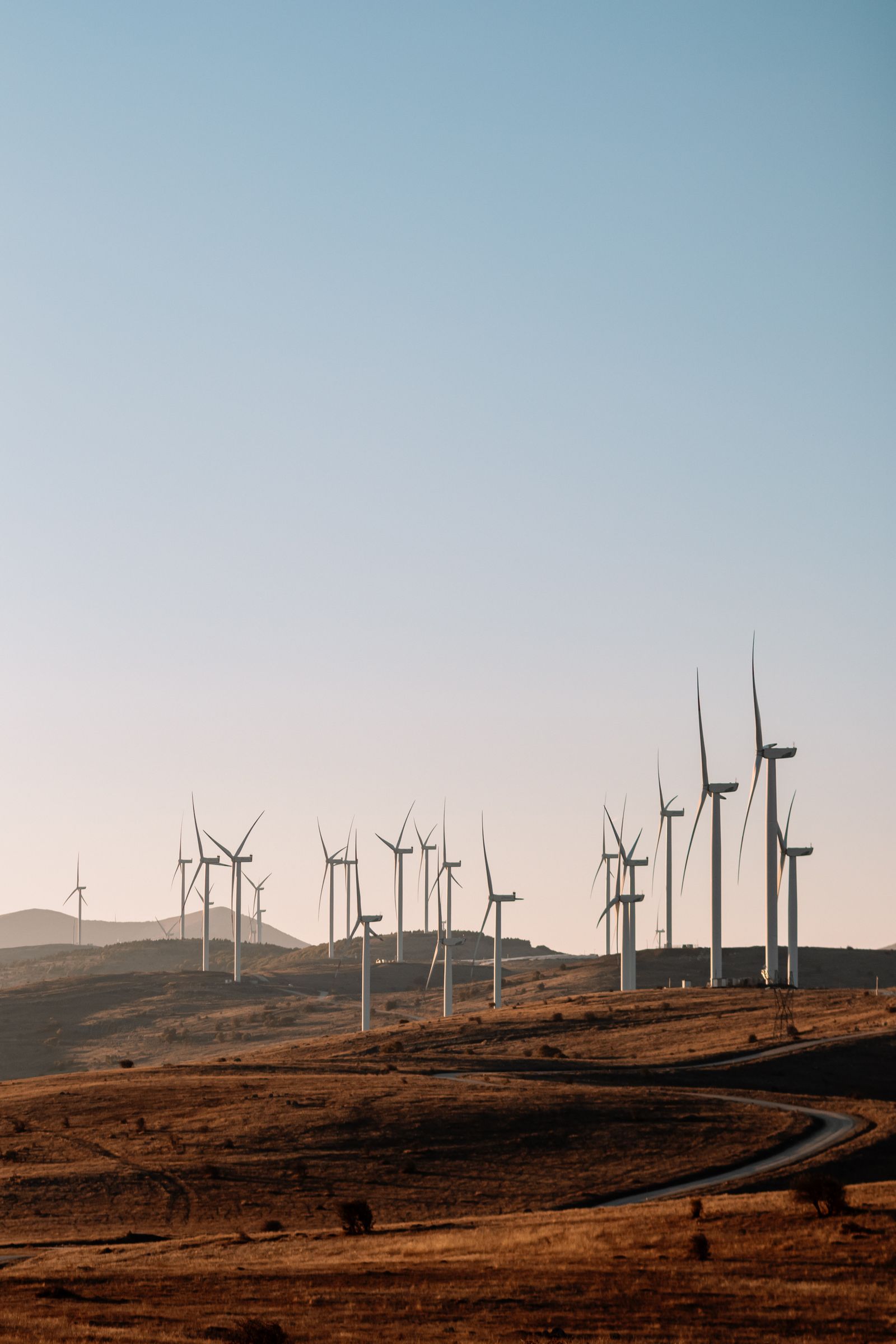 Turbine eoliche integrate nel paesaggio collinare