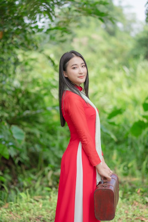 Ilmainen kuvapankkikuva tunnisteilla aasialainen nainen, laukku, maaseudun