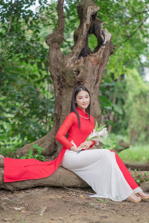 Fotobanka s bezplatnými fotkami na tému Ážijčanka, červeno-biele šaty, čierne vlasy