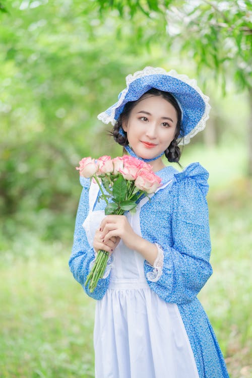 Gratis stockfoto met Aziatische vrouw, blauwe jurk, bloemen
