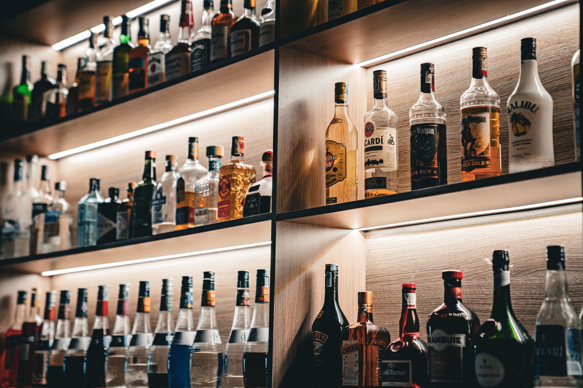 Kash Patel žaluje časopis Atlantic za 250 miliónov dolárov za článok o alkohole a absenciách
