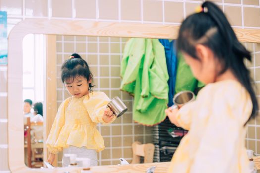 妈妈正在耐心地给发烧的宝宝喂温水