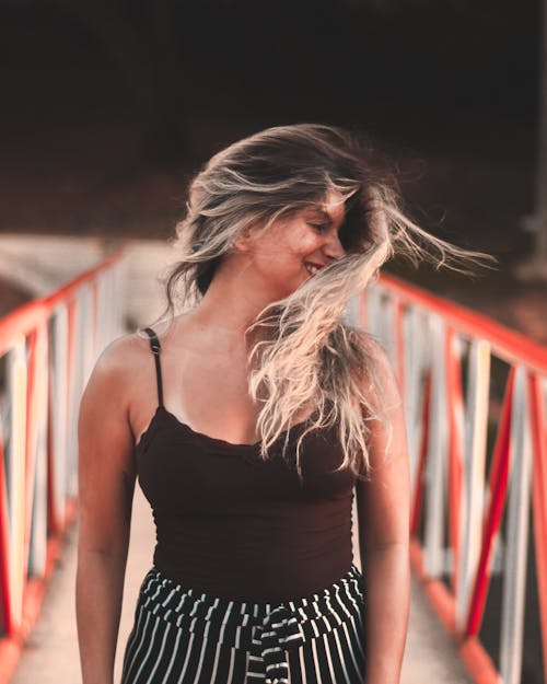 бесплатная Селективный фокус фотографии женщины, завивающей волосы Стоковое фото