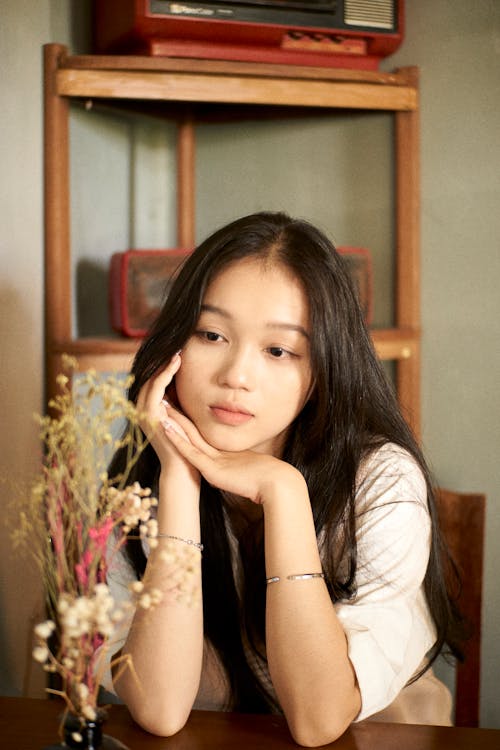 Gratis stockfoto met Aziatisch meisje, bloemen, handen