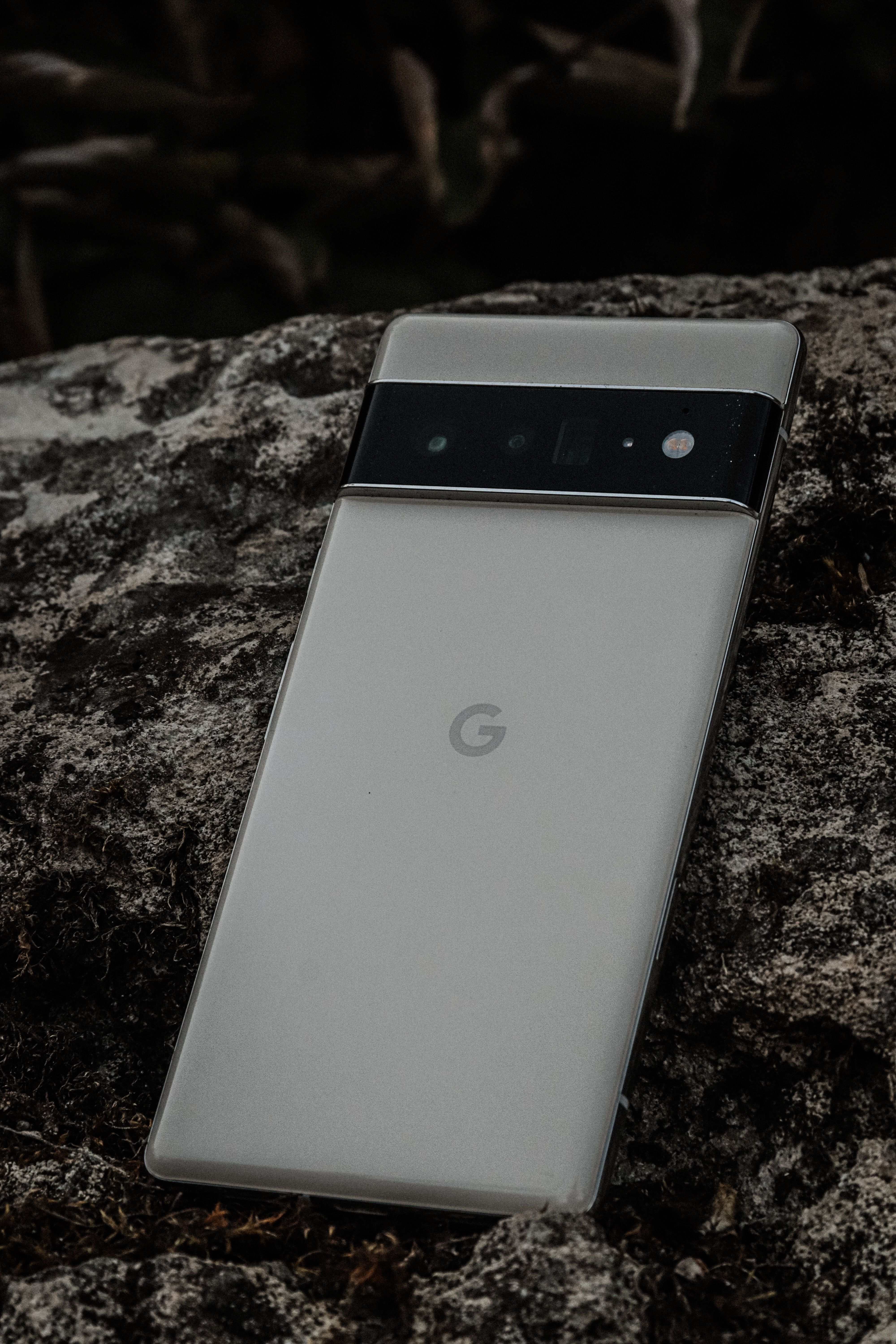 Google Pixel 8a Obsidian — front and back